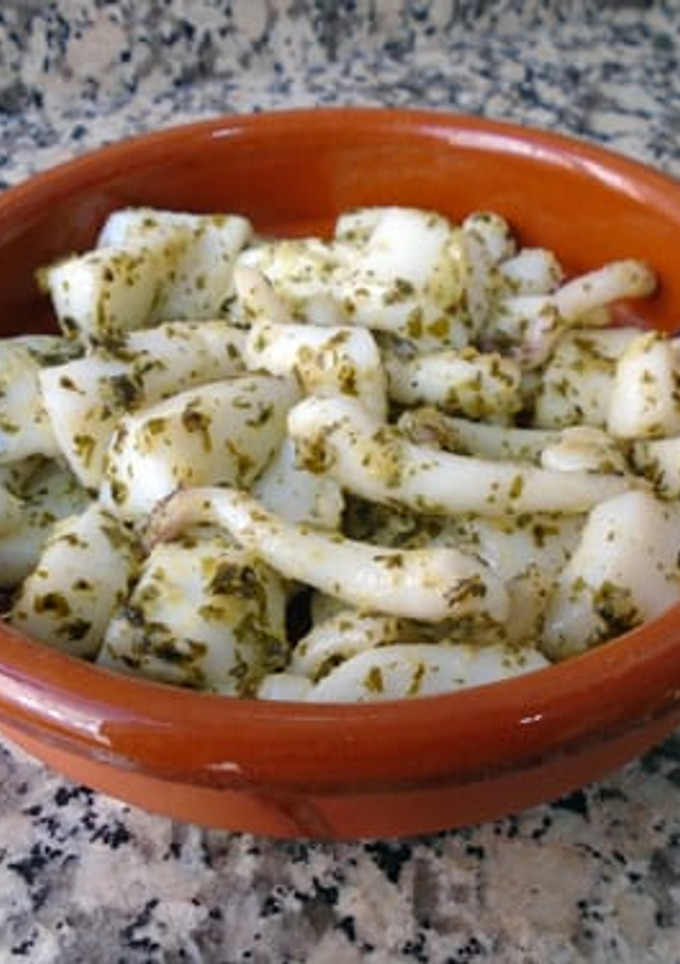Una foto de Sepia con salsa de ajo y perejil