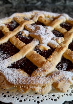 Una foto de Pastafrola de crema pastelera y dulce de higo