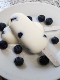 Una foto de Polo helado de yogurt griego y arándanos