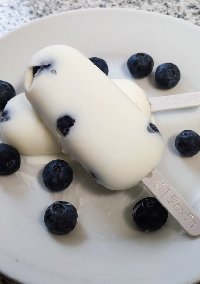 Una foto de Polo helado de yogurt griego y arándanos