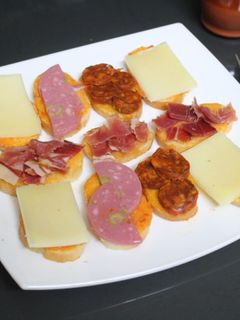Una foto de Rebanadas con embutido variado