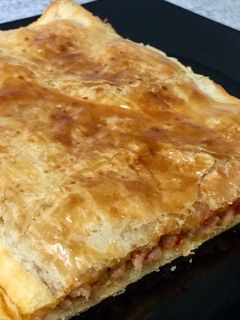 Una foto de Empanada de carne con pimientos asados caramelizados
