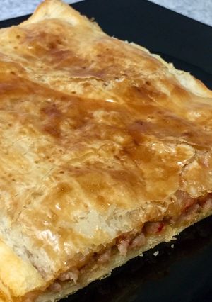 Una foto de Empanada de carne con pimientos asados caramelizados