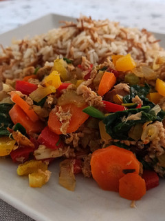 Una foto de Atún con verduras