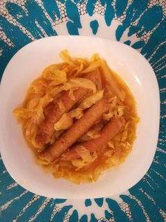 Una foto de Salchichas con col