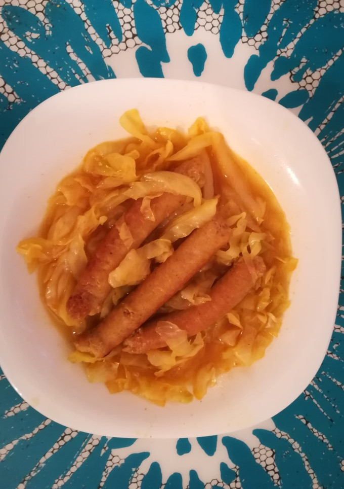 Una foto de Salchichas con col