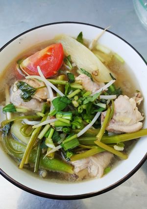 Hình của món Canh chua nấu thịt gà.