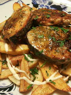 Una foto de Albacora en adobo picante, con patatas aliñadas