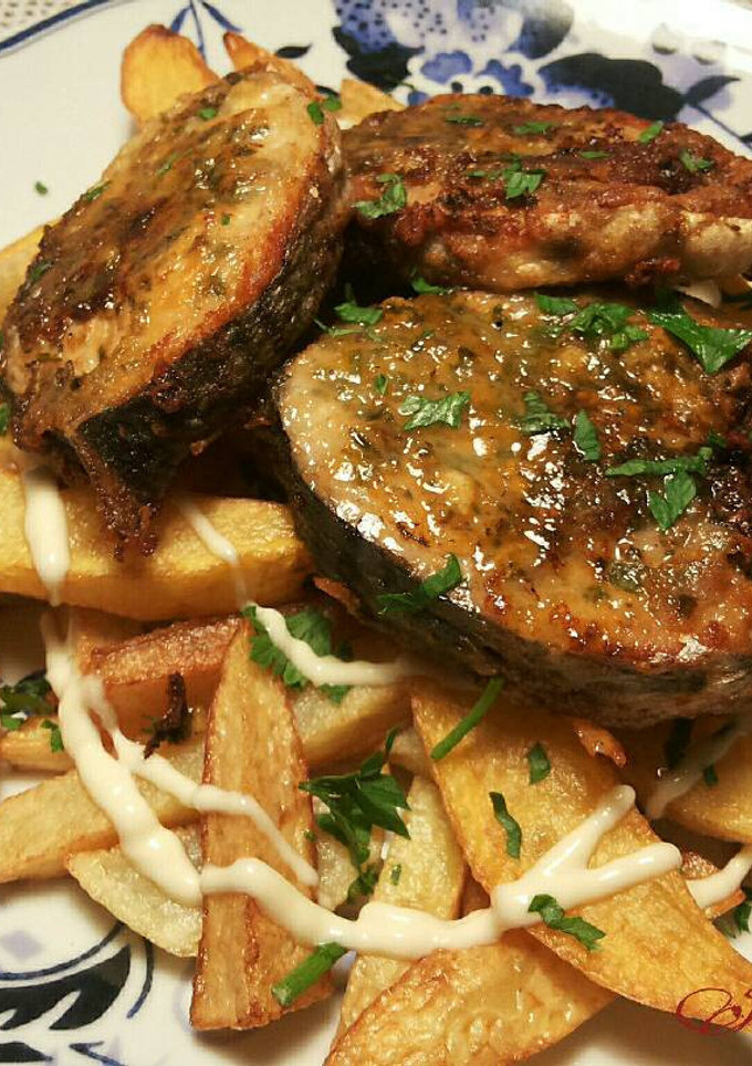 Una foto de Albacora en adobo picante, con patatas aliñadas