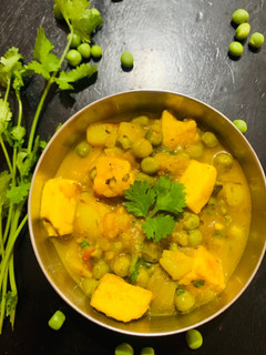 A picture of Aloo Matar Paneer Subji.