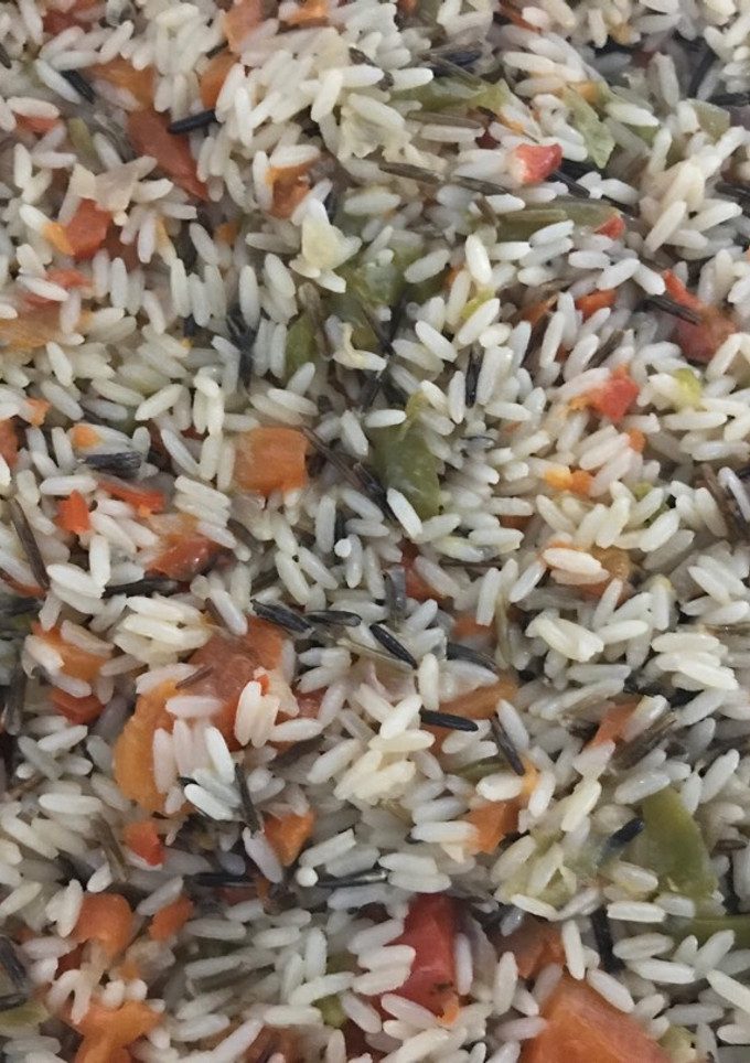Una foto de Arroz salvaje y basmati con verduras