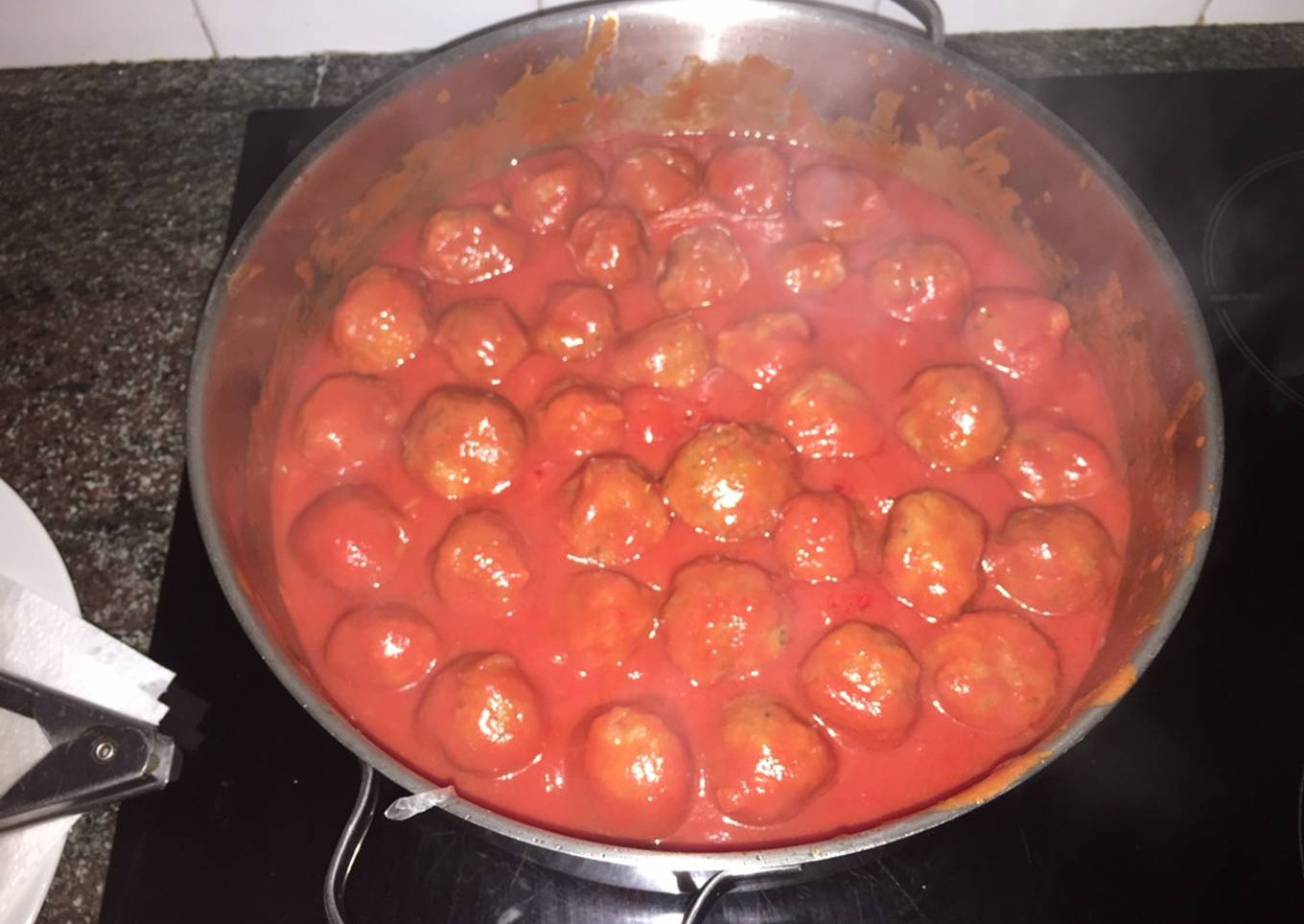 Albóndigas con salsa de tomate frito