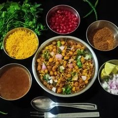 A picture of Bengali street-style Ghugni chaat with special moshla.