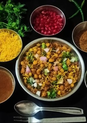A picture of Bengali street-style Ghugni chaat with special moshla.