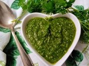 Una foto di pesto di prezzemolo
