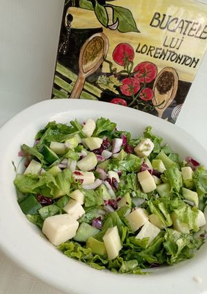 O poză a rețetei Salată verde cu cașcaval uscat și merișoare.