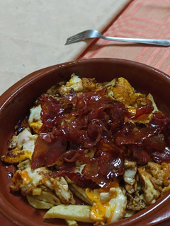 Una foto de Huevos rotos con jamón caramelizado