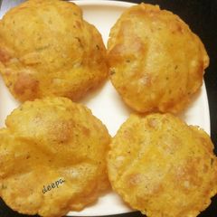 A picture of Aloo masala poori.
