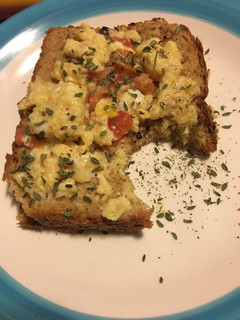 Una foto de Tomates con huevos revueltos