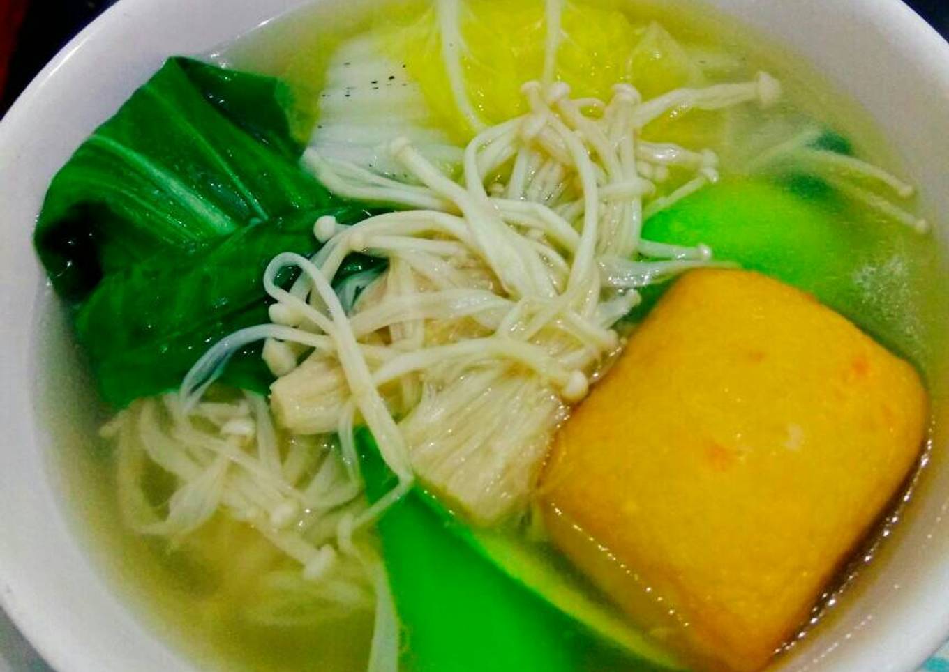 Sup jamur Enoki and sayuran
