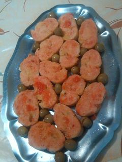 Una foto de Pan tomate con aceitunas