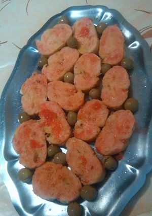Una foto de Pan tomate con aceitunas