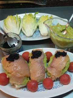 Una foto de Cogollos de Tudela con salmón y salsa de aguacate
