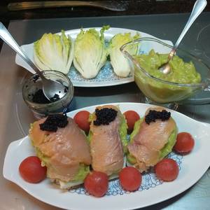 Cogollos de Tudela con salmón y salsa de aguacate