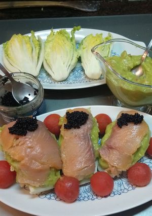 Foto principal de Cogollos de Tudela con salmón y salsa de aguacate