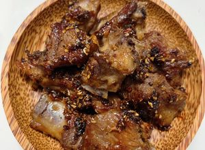 Hình của món Sườn chiên sả ớt.