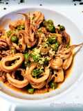 Calamari in Guazzetto con Piselli e Zest di Limone