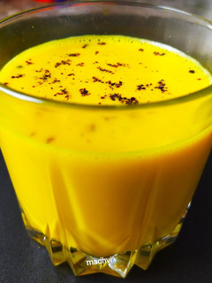 हल्दी दूध या गोल्डन मिल्क (Haldi doodh ya golden milk recipe in hindi रेसिपी मुख्य फोटो