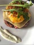 Hamburguesa casera con cebolla caramelizada