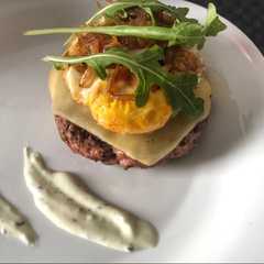 Una foto de Hamburguesa casera con cebolla caramelizada y queso Arzúa-Ulloa