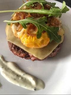 Una foto de Hamburguesa casera con cebolla caramelizada