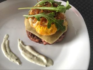 Hamburguesa casera con cebolla caramelizada y queso Arzúa-Ulloa