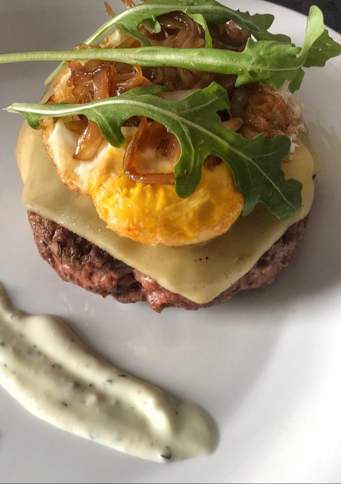 Una foto de Hamburguesa casera con cebolla caramelizada