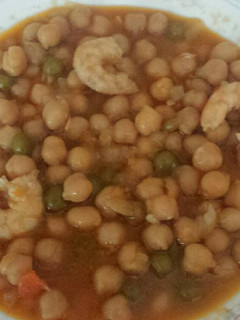 Una foto de Garbanzos con langostinos