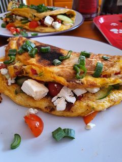 Una foto de Tortita de maíz con queso feta y bacon