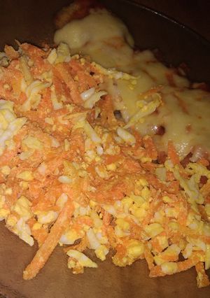 Una foto de Napolitana de pollo con ensalada de zanahoria y huevo