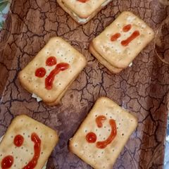 A picture of Tuc snacks.