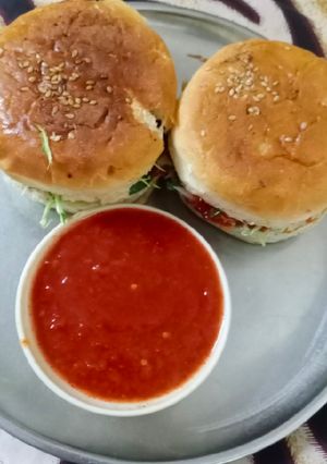 બર્ગર (Burger Recipe In Gujarati) રેસીપી મુખ્ય ફોટો