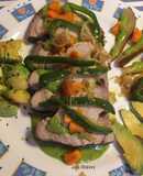 Atún al horno con salteado de verduras y mojo de aguacates