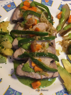 Una foto de Atún al horno con salteado de verduras y mojo de aguacates