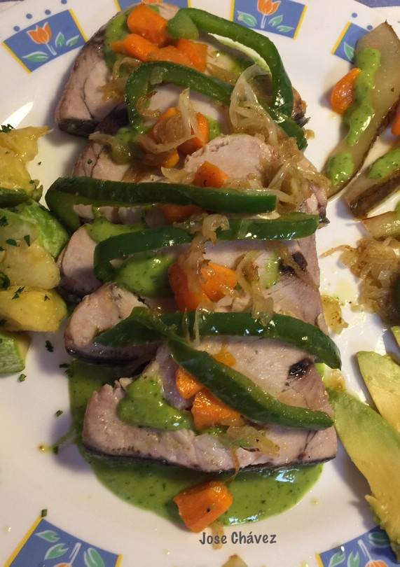 Una foto de Atún al horno con salteado de verduras y mojo de aguacates