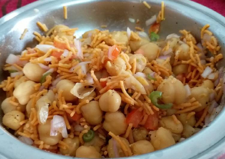 Chana Chaat (White Chick Peas Chaat)