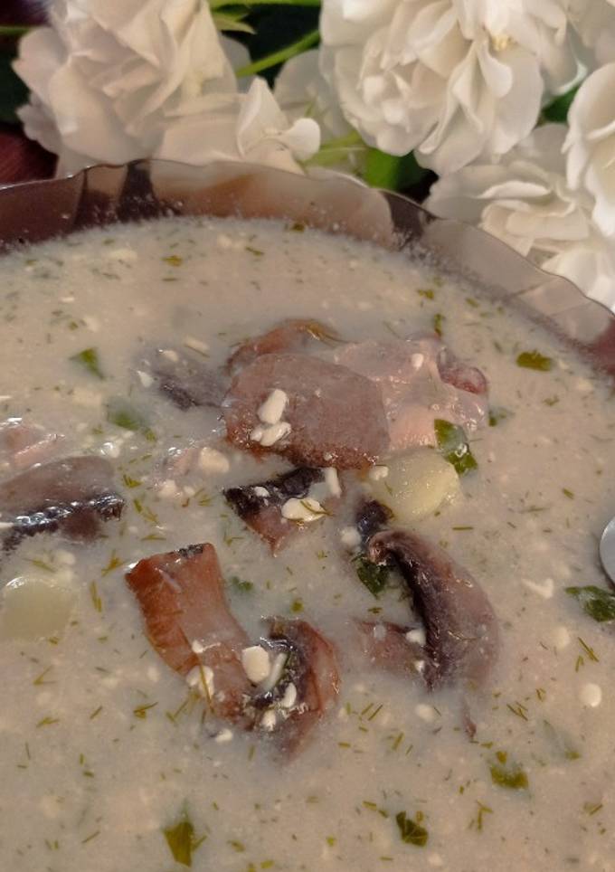 Білий суп з шампіньйонами