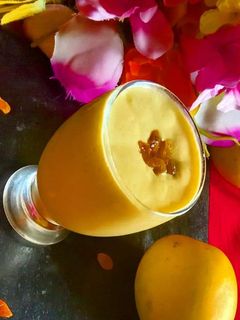 ম্যাঙ্গো বাদাম মিল্কশেক (Mango badam milk shake recipe in bengali) রেসিপির প্রধান ছবি