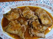 Una foto de pechugas de pollo en salsa