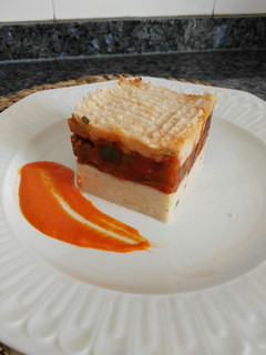 Una foto de Alubias blancas con verduras y salsa de pimientos